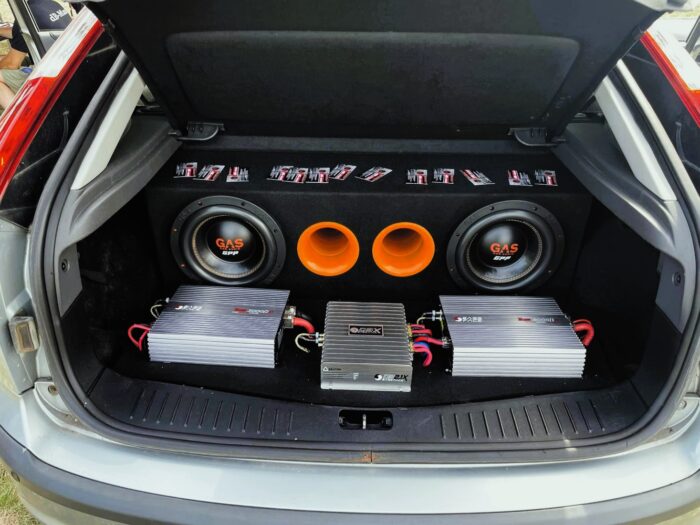 Zabudowa Car Audio subwoofery i wzmacniacze